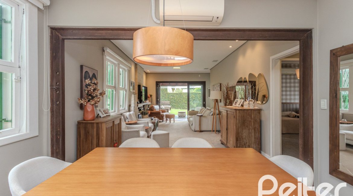 Casa à venda com 150m², 3 dormitórios, 1 suíte, 3 vagas, no bairro Vila Assunção em Porto Alegre