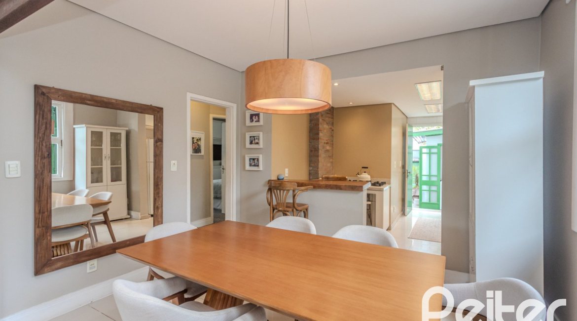 Casa à venda com 150m², 3 dormitórios, 1 suíte, 3 vagas, no bairro Vila Assunção em Porto Alegre