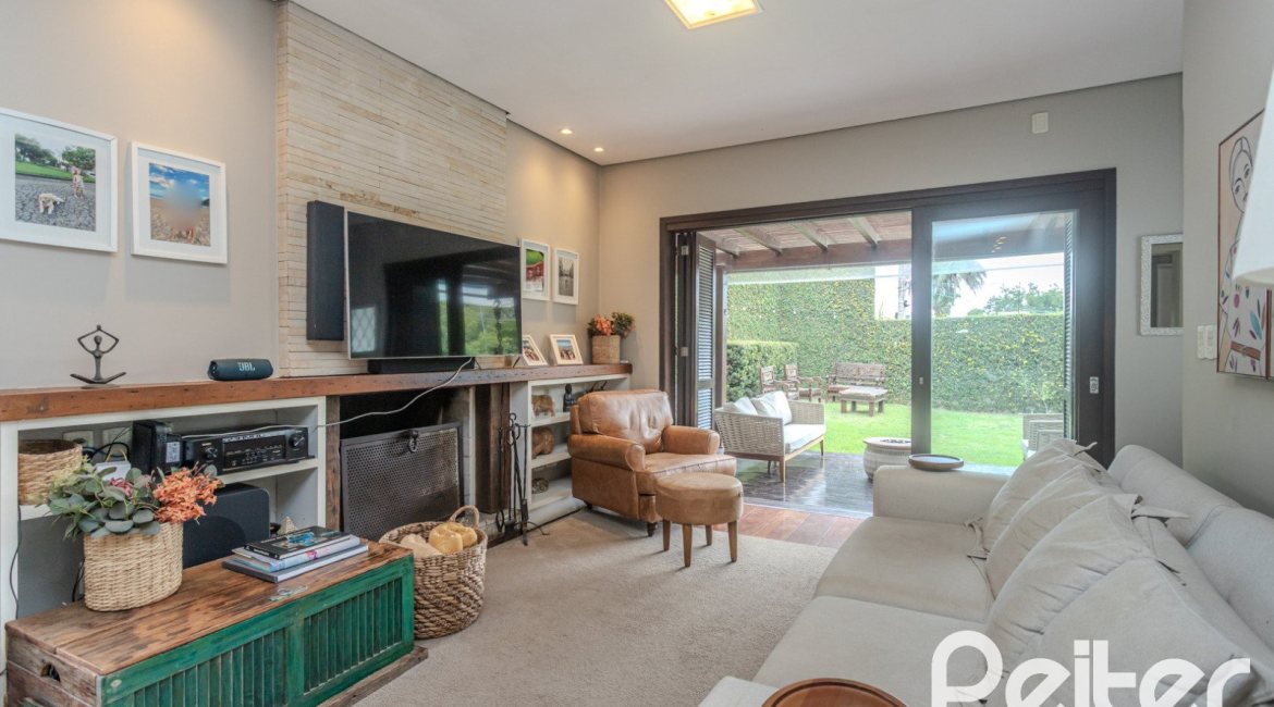Casa à venda com 150m², 3 dormitórios, 1 suíte, 3 vagas, no bairro Vila Assunção em Porto Alegre