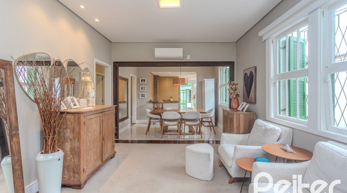 Casa à venda com 150m², 3 dormitórios, 1 suíte, 3 vagas, no bairro Vila Assunção em Porto Alegre