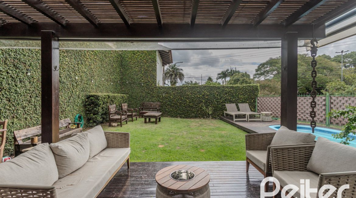 Casa à venda com 150m², 3 dormitórios, 1 suíte, 3 vagas, no bairro Vila Assunção em Porto Alegre