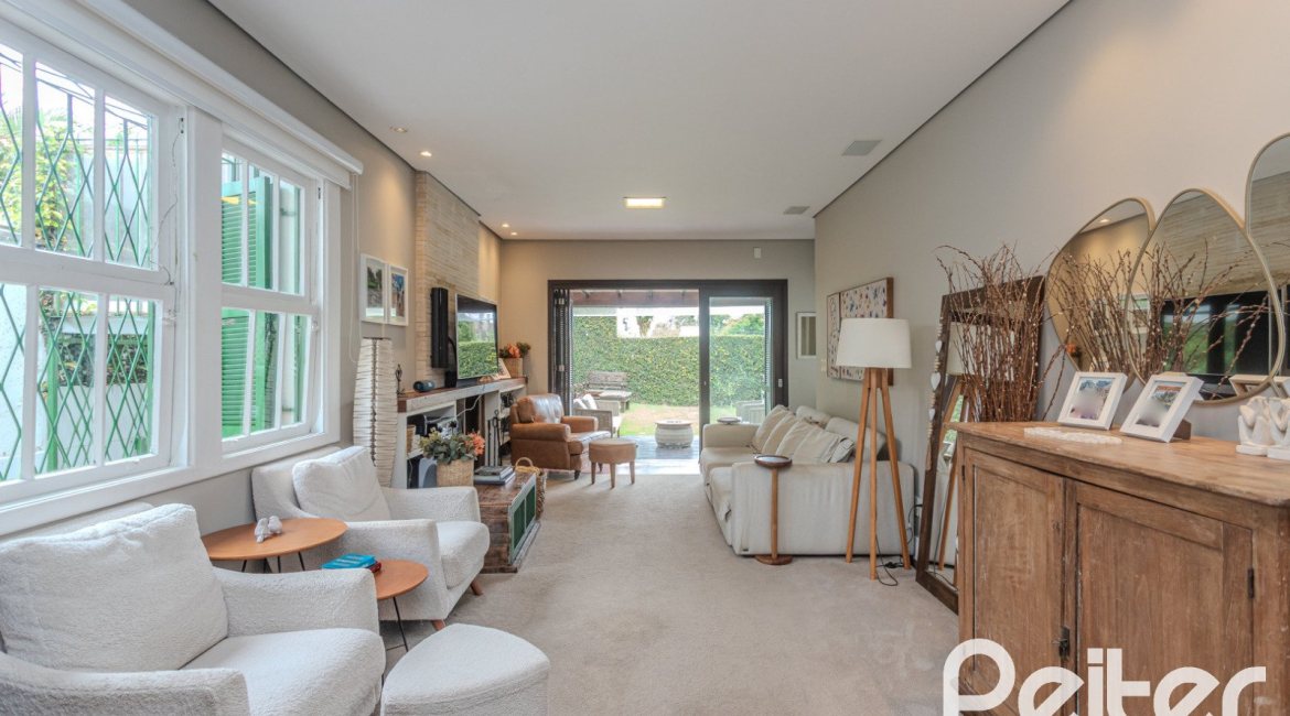 Casa à venda com 150m², 3 dormitórios, 1 suíte, 3 vagas, no bairro Vila Assunção em Porto Alegre