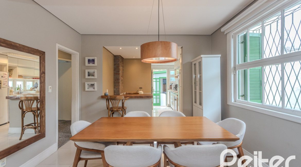 Casa à venda com 150m², 3 dormitórios, 1 suíte, 3 vagas, no bairro Vila Assunção em Porto Alegre