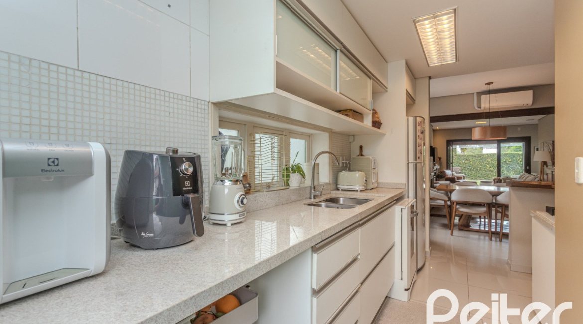 Casa à venda com 150m², 3 dormitórios, 1 suíte, 3 vagas, no bairro Vila Assunção em Porto Alegre