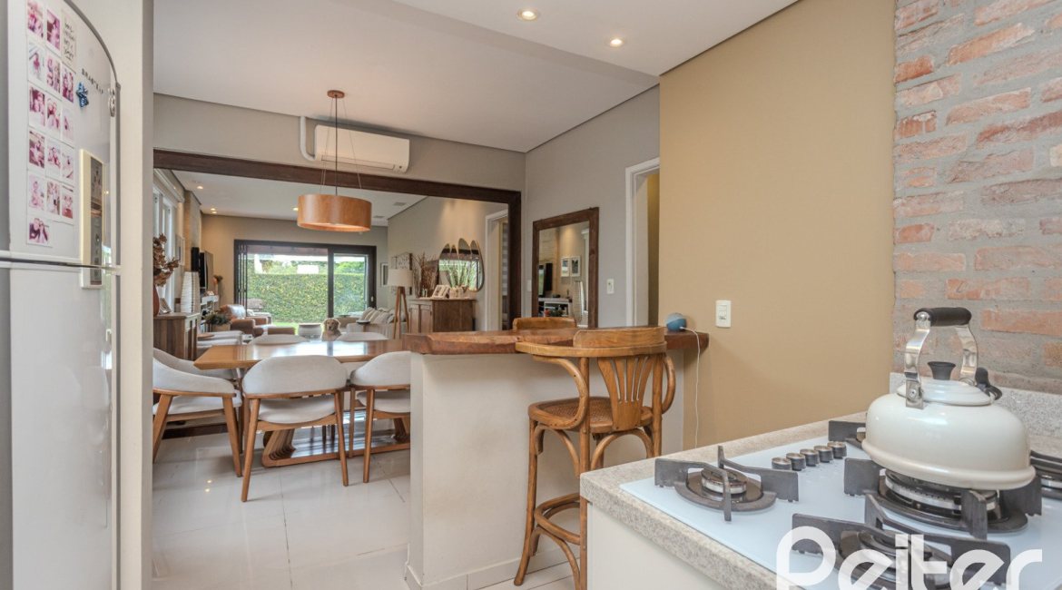 Casa à venda com 150m², 3 dormitórios, 1 suíte, 3 vagas, no bairro Vila Assunção em Porto Alegre