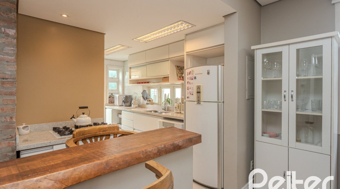 Casa à venda com 150m², 3 dormitórios, 1 suíte, 3 vagas, no bairro Vila Assunção em Porto Alegre