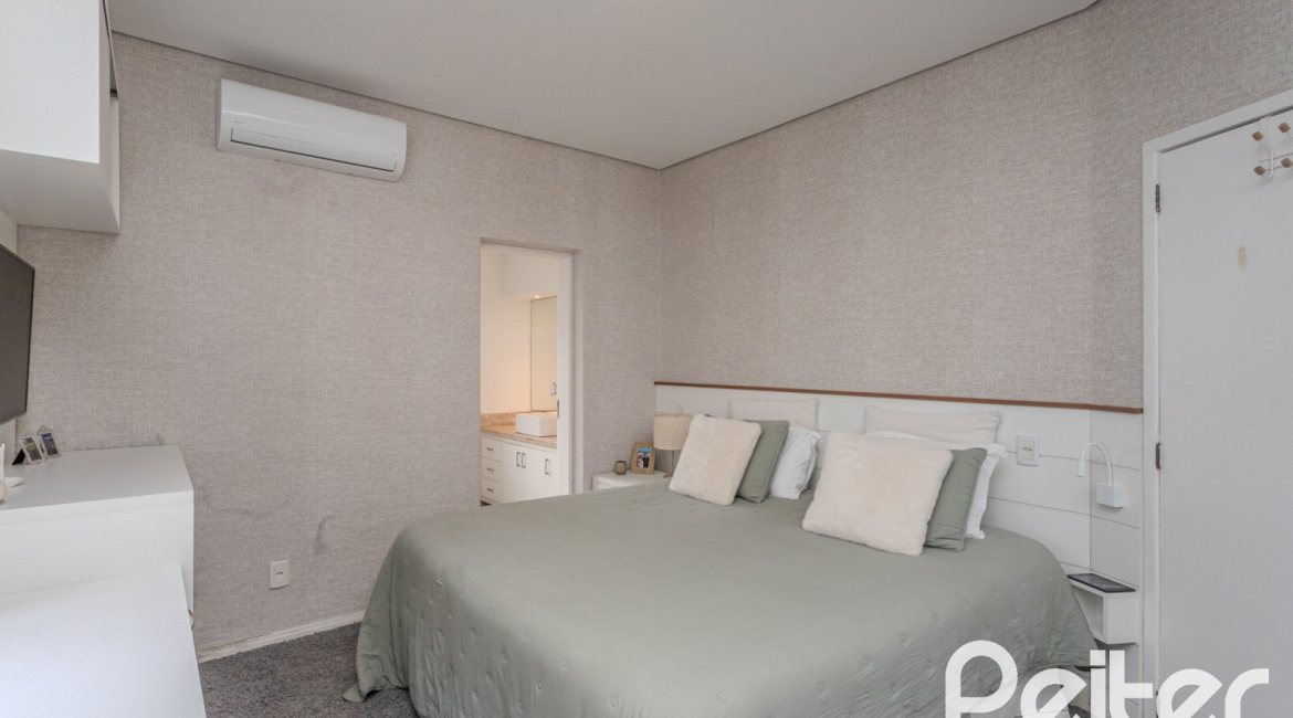 Casa à venda com 150m², 3 dormitórios, 1 suíte, 3 vagas, no bairro Vila Assunção em Porto Alegre