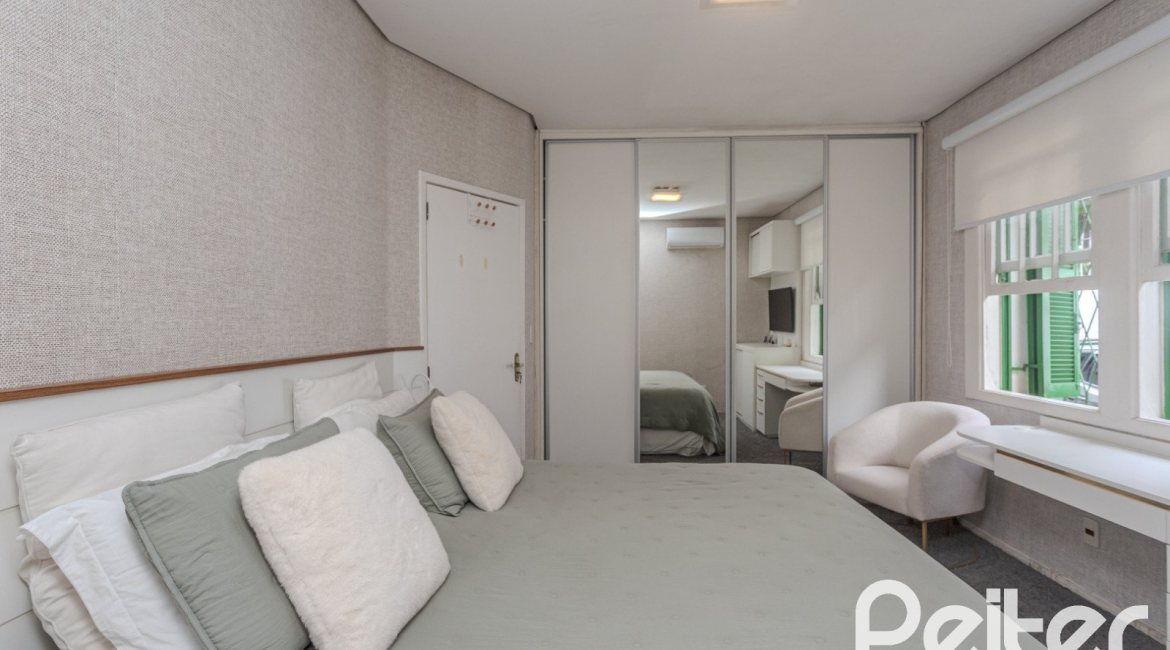 Casa à venda com 150m², 3 dormitórios, 1 suíte, 3 vagas, no bairro Vila Assunção em Porto Alegre