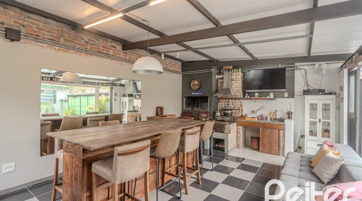 Casa à venda com 150m², 3 dormitórios, 1 suíte, 3 vagas, no bairro Vila Assunção em Porto Alegre