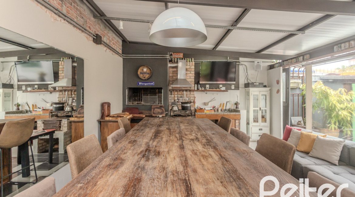 Casa à venda com 150m², 3 dormitórios, 1 suíte, 3 vagas, no bairro Vila Assunção em Porto Alegre