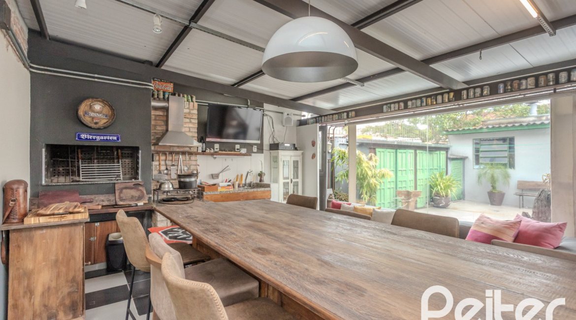 Casa à venda com 150m², 3 dormitórios, 1 suíte, 3 vagas, no bairro Vila Assunção em Porto Alegre