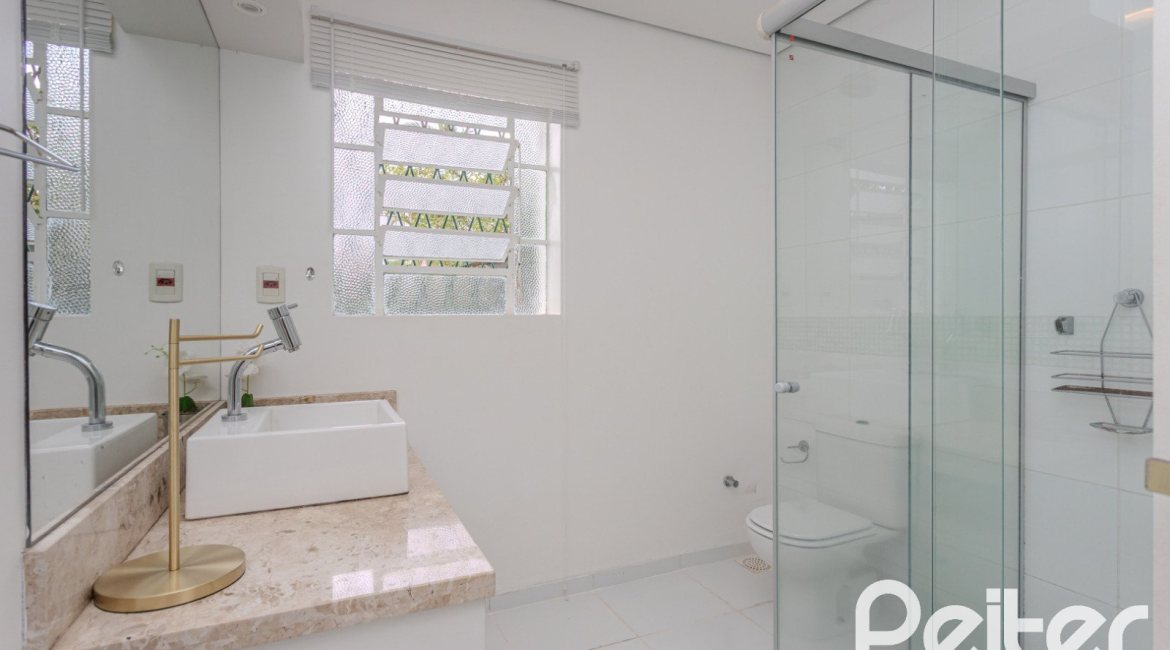 Casa à venda com 150m², 3 dormitórios, 1 suíte, 3 vagas, no bairro Vila Assunção em Porto Alegre