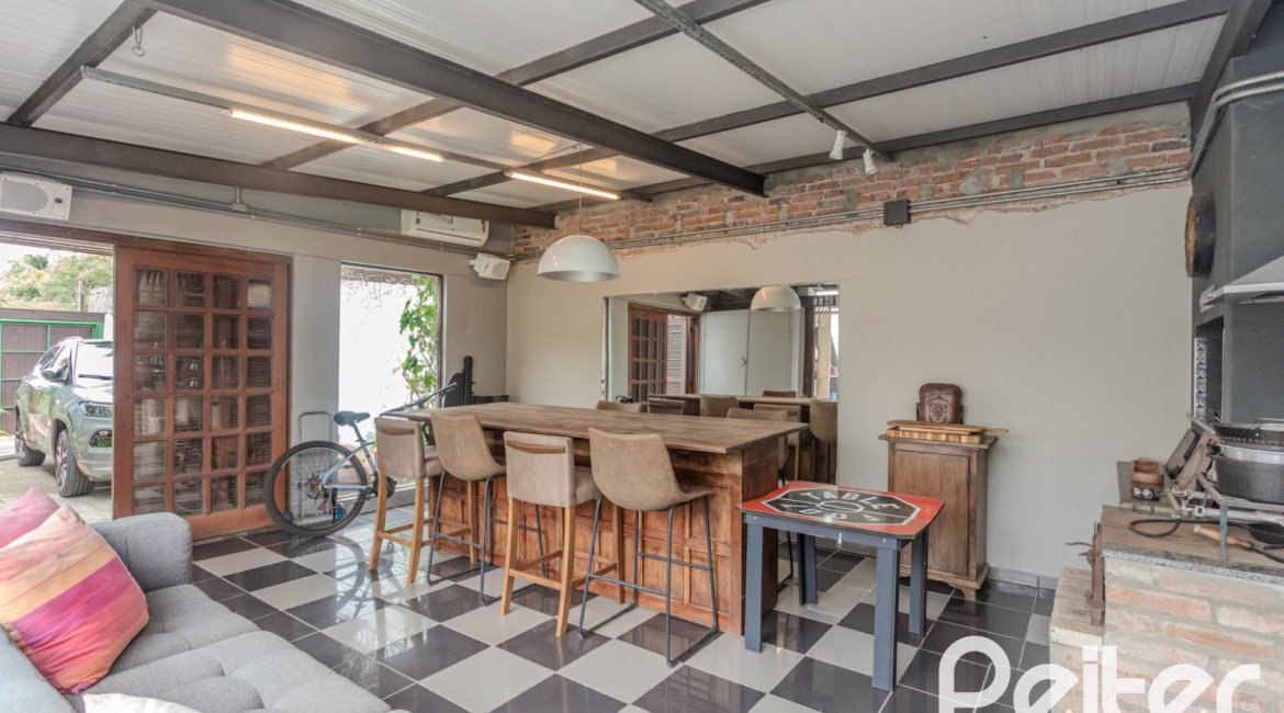 Casa à venda com 150m², 3 dormitórios, 1 suíte, 3 vagas, no bairro Vila Assunção em Porto Alegre