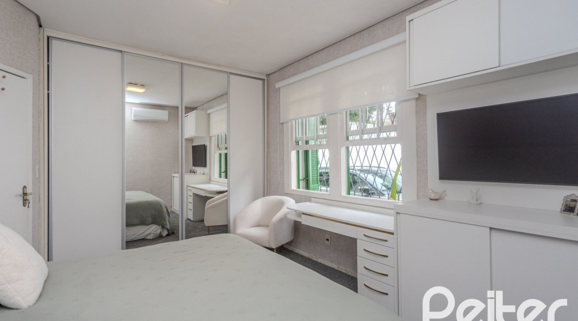 Casa à venda com 150m², 3 dormitórios, 1 suíte, 3 vagas, no bairro Vila Assunção em Porto Alegre
