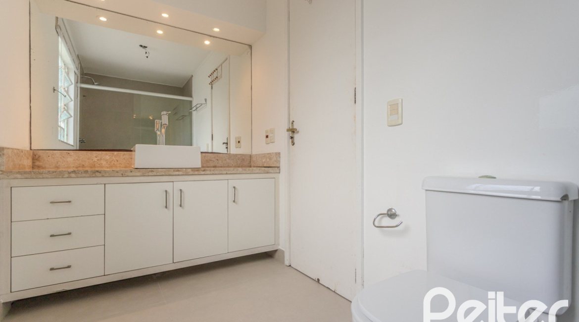 Casa à venda com 150m², 3 dormitórios, 1 suíte, 3 vagas, no bairro Vila Assunção em Porto Alegre