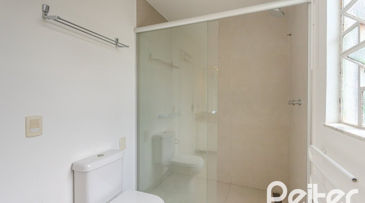Casa à venda com 150m², 3 dormitórios, 1 suíte, 3 vagas, no bairro Vila Assunção em Porto Alegre