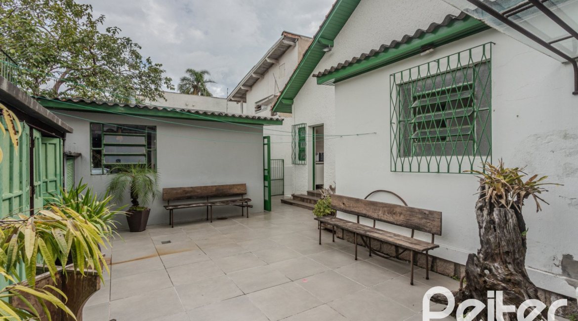 Casa à venda com 150m², 3 dormitórios, 1 suíte, 3 vagas, no bairro Vila Assunção em Porto Alegre