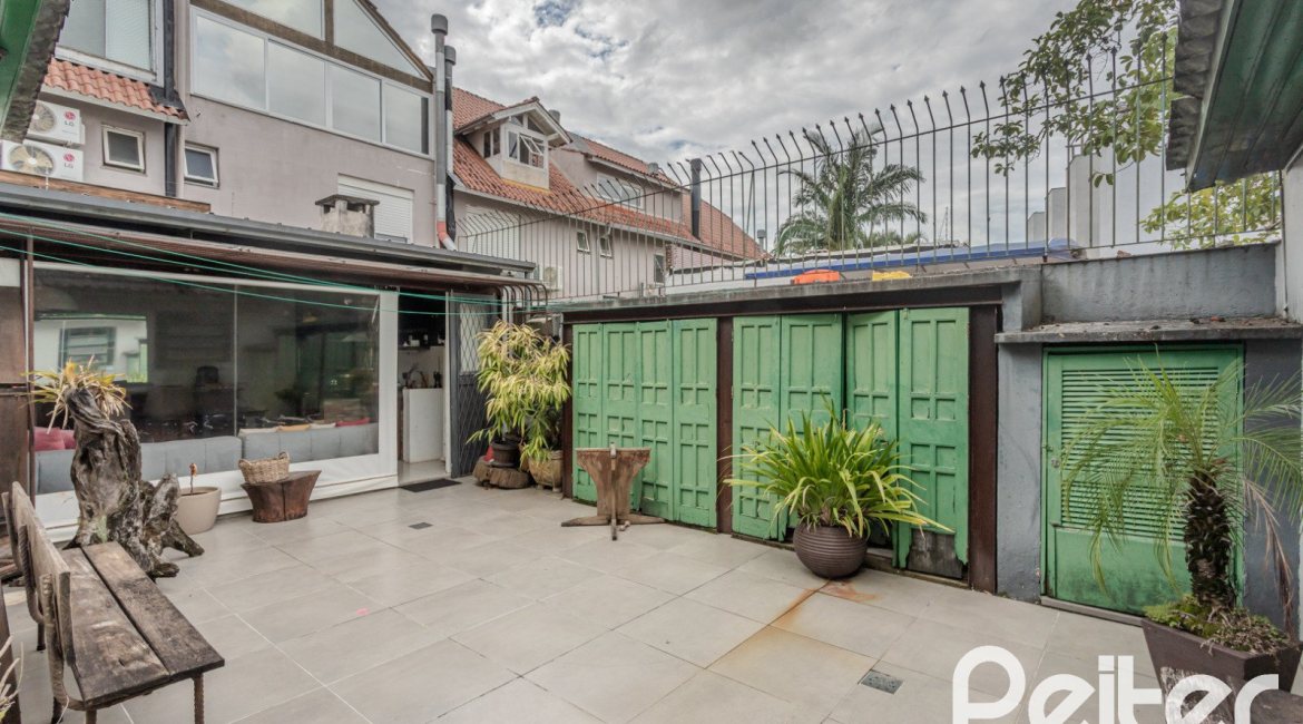 Casa à venda com 150m², 3 dormitórios, 1 suíte, 3 vagas, no bairro Vila Assunção em Porto Alegre