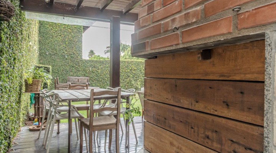 Casa à venda com 150m², 3 dormitórios, 1 suíte, 3 vagas, no bairro Vila Assunção em Porto Alegre