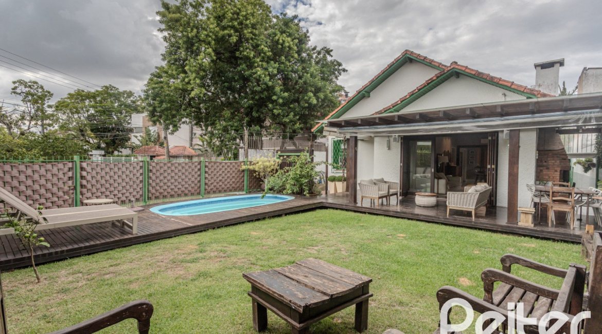 Casa à venda com 150m², 3 dormitórios, 1 suíte, 3 vagas, no bairro Vila Assunção em Porto Alegre