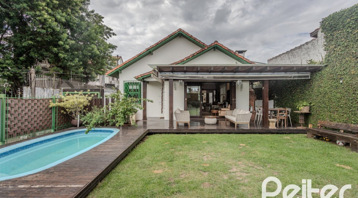Casa à venda com 150m², 3 dormitórios, 1 suíte, 3 vagas, no bairro Vila Assunção em Porto Alegre