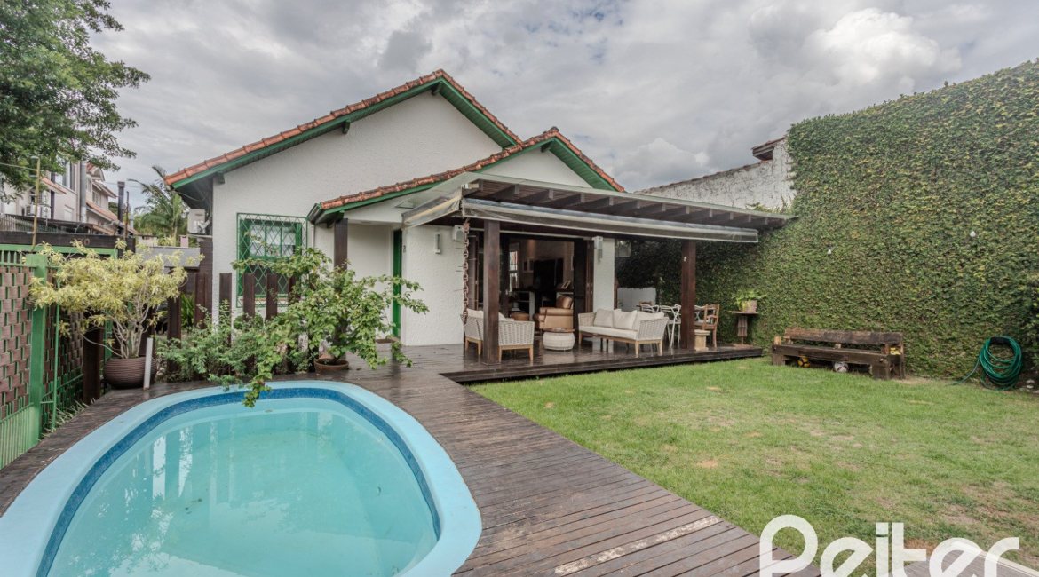 Casa à venda com 150m², 3 dormitórios, 1 suíte, 3 vagas, no bairro Vila Assunção em Porto Alegre