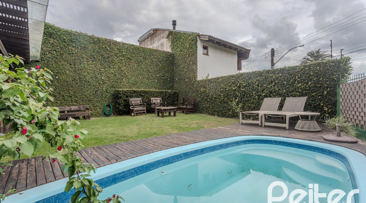 Casa à venda com 150m², 3 dormitórios, 1 suíte, 3 vagas, no bairro Vila Assunção em Porto Alegre