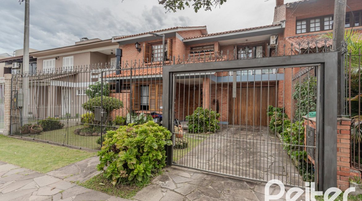 Casa à venda com 227m², 4 dormitórios, 1 suíte, 4 vagas, no bairro Ipanema em Porto Alegre