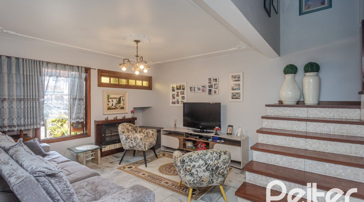 Casa à venda com 227m², 4 dormitórios, 1 suíte, 4 vagas, no bairro Ipanema em Porto Alegre