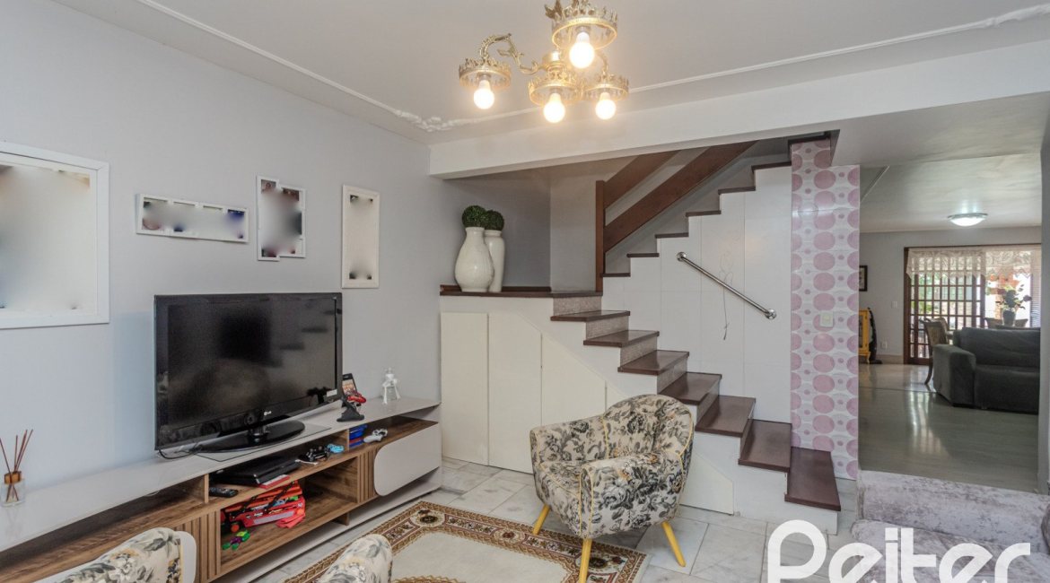 Casa à venda com 227m², 4 dormitórios, 1 suíte, 4 vagas, no bairro Ipanema em Porto Alegre