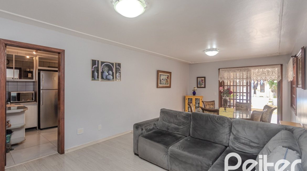 Casa à venda com 227m², 4 dormitórios, 1 suíte, 4 vagas, no bairro Ipanema em Porto Alegre