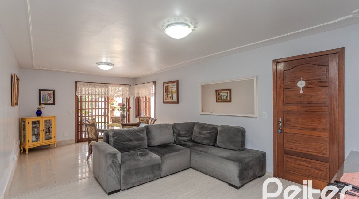 Casa à venda com 227m², 4 dormitórios, 1 suíte, 4 vagas, no bairro Ipanema em Porto Alegre