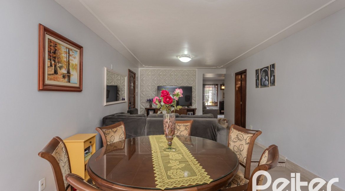 Casa à venda com 227m², 4 dormitórios, 1 suíte, 4 vagas, no bairro Ipanema em Porto Alegre