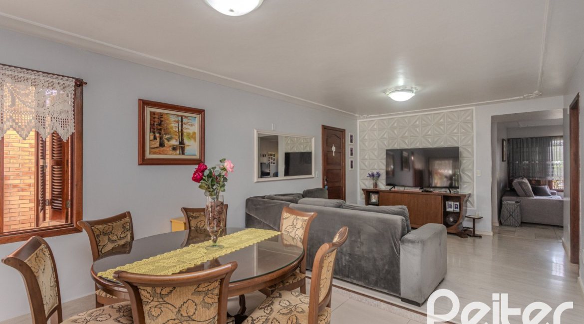 Casa à venda com 227m², 4 dormitórios, 1 suíte, 4 vagas, no bairro Ipanema em Porto Alegre