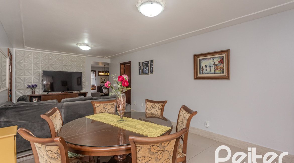 Casa à venda com 227m², 4 dormitórios, 1 suíte, 4 vagas, no bairro Ipanema em Porto Alegre