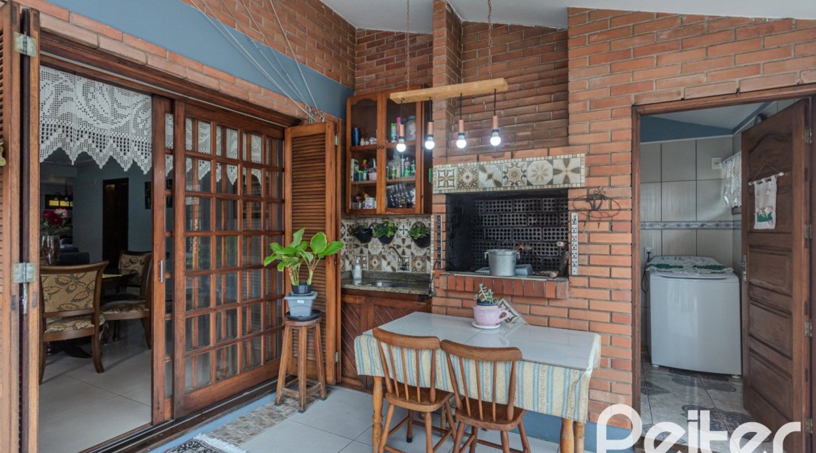 Casa à venda com 227m², 4 dormitórios, 1 suíte, 4 vagas, no bairro Ipanema em Porto Alegre