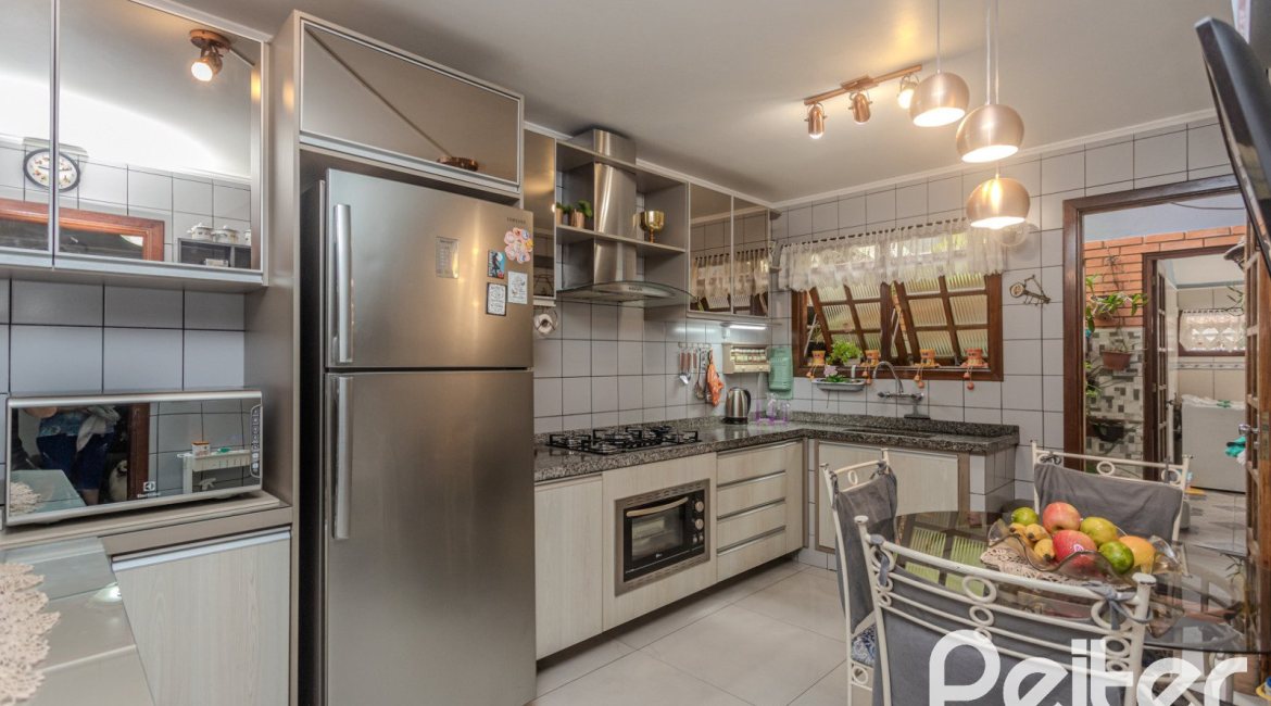 Casa à venda com 227m², 4 dormitórios, 1 suíte, 4 vagas, no bairro Ipanema em Porto Alegre