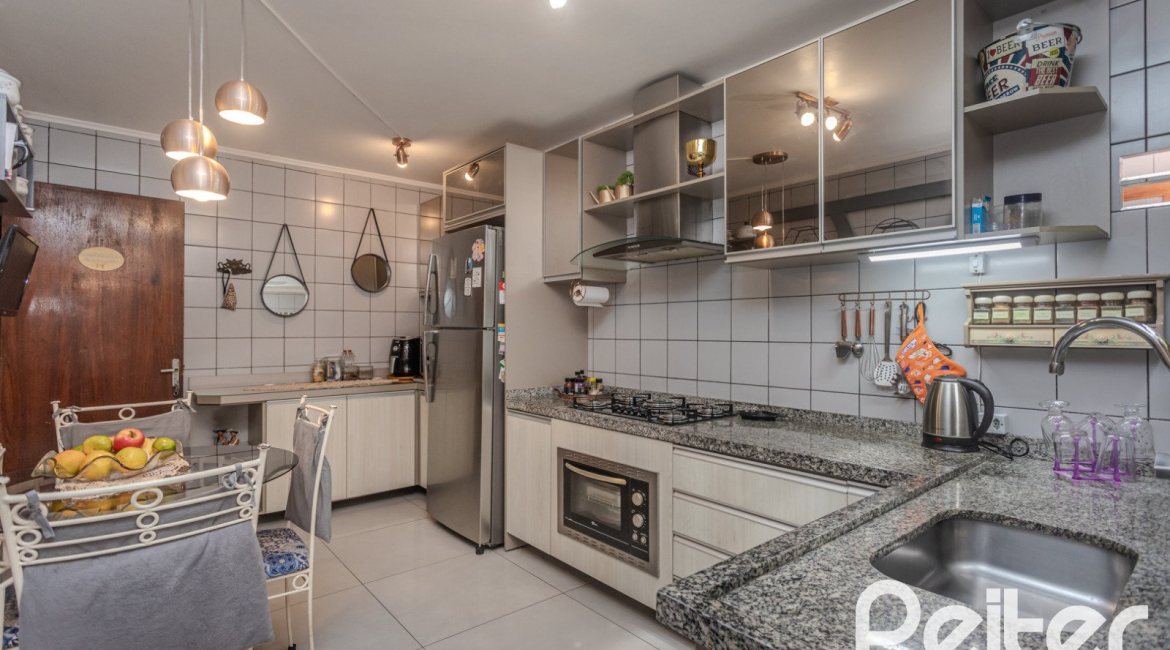 Casa à venda com 227m², 4 dormitórios, 1 suíte, 4 vagas, no bairro Ipanema em Porto Alegre