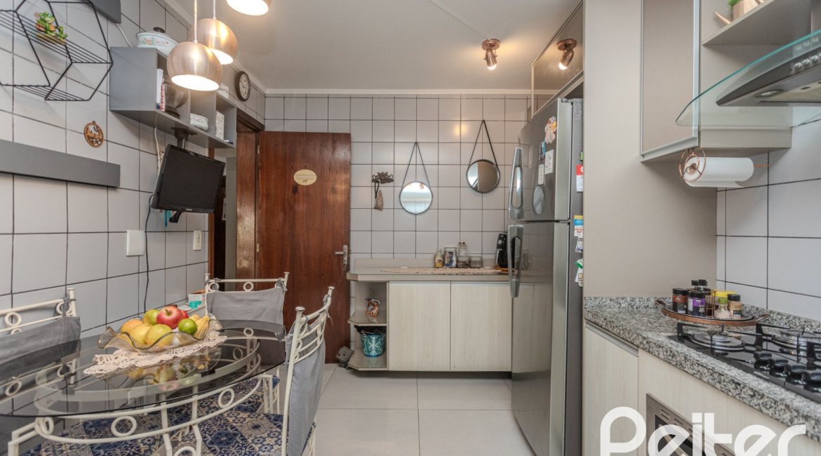 Casa à venda com 227m², 4 dormitórios, 1 suíte, 4 vagas, no bairro Ipanema em Porto Alegre