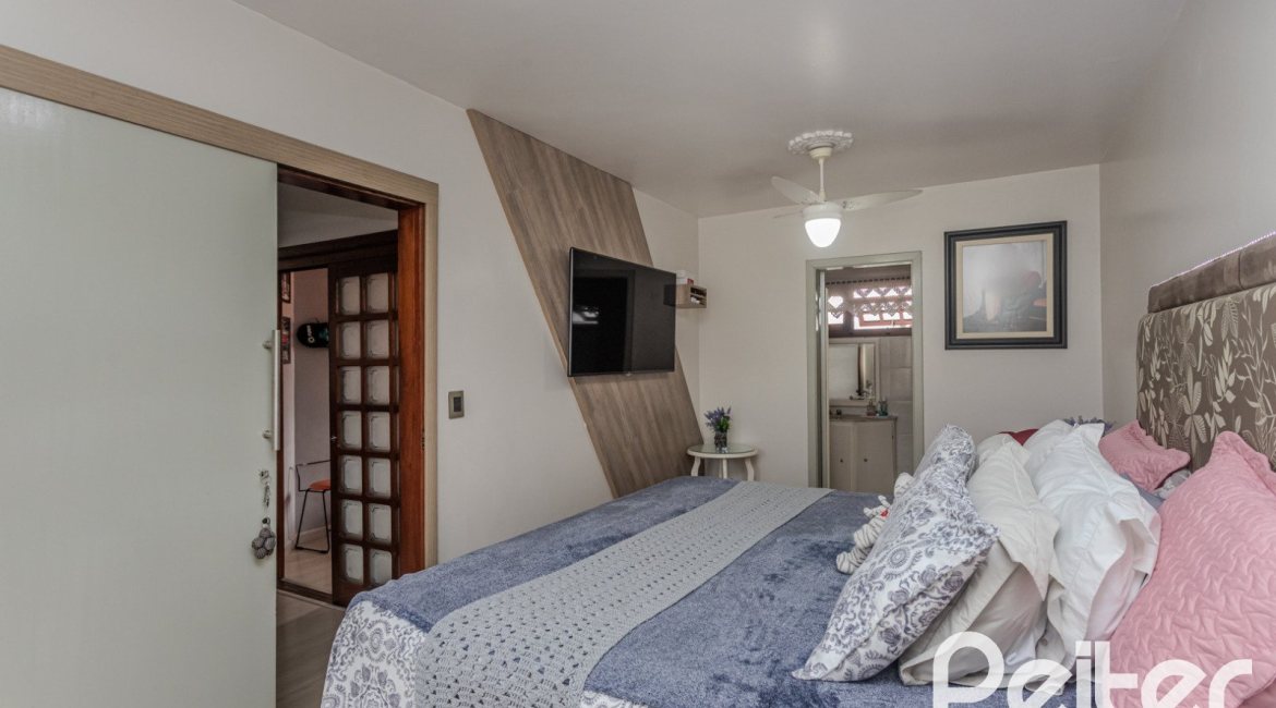 Casa à venda com 227m², 4 dormitórios, 1 suíte, 4 vagas, no bairro Ipanema em Porto Alegre