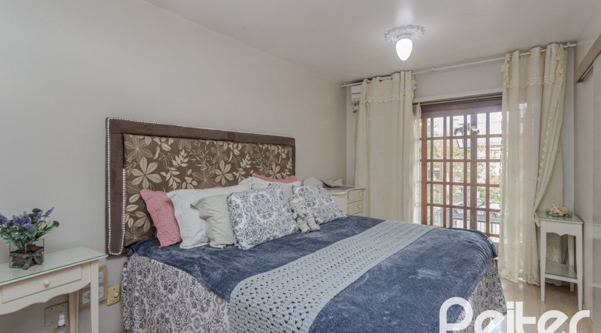 Casa à venda com 227m², 4 dormitórios, 1 suíte, 4 vagas, no bairro Ipanema em Porto Alegre