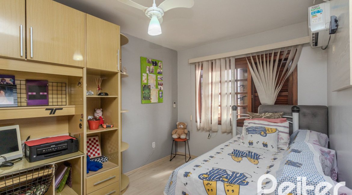 Casa à venda com 227m², 4 dormitórios, 1 suíte, 4 vagas, no bairro Ipanema em Porto Alegre