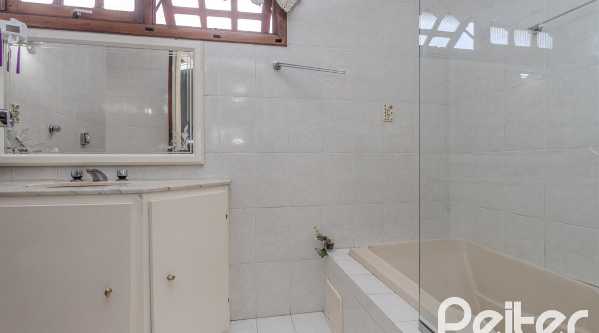 Casa à venda com 227m², 4 dormitórios, 1 suíte, 4 vagas, no bairro Ipanema em Porto Alegre