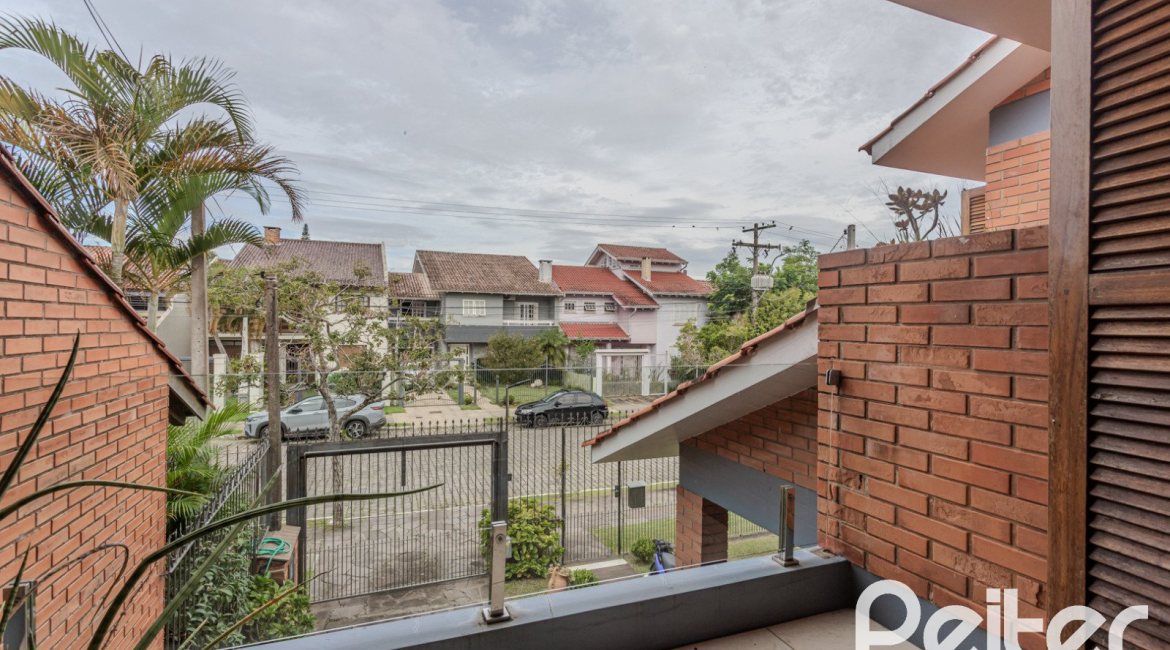 Casa à venda com 227m², 4 dormitórios, 1 suíte, 4 vagas, no bairro Ipanema em Porto Alegre