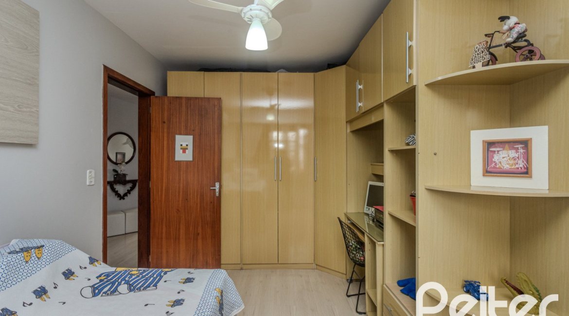 Casa à venda com 227m², 4 dormitórios, 1 suíte, 4 vagas, no bairro Ipanema em Porto Alegre