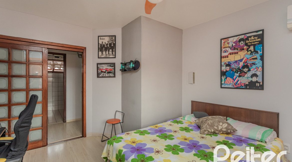 Casa à venda com 227m², 4 dormitórios, 1 suíte, 4 vagas, no bairro Ipanema em Porto Alegre