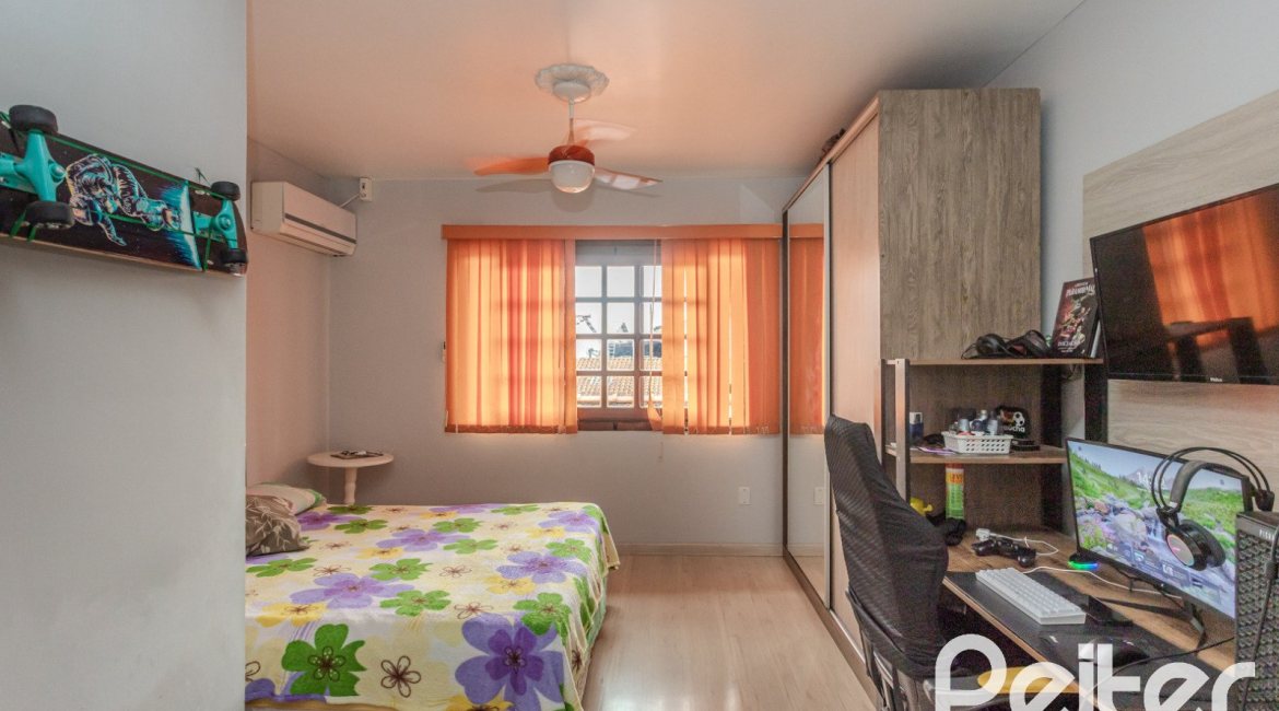 Casa à venda com 227m², 4 dormitórios, 1 suíte, 4 vagas, no bairro Ipanema em Porto Alegre