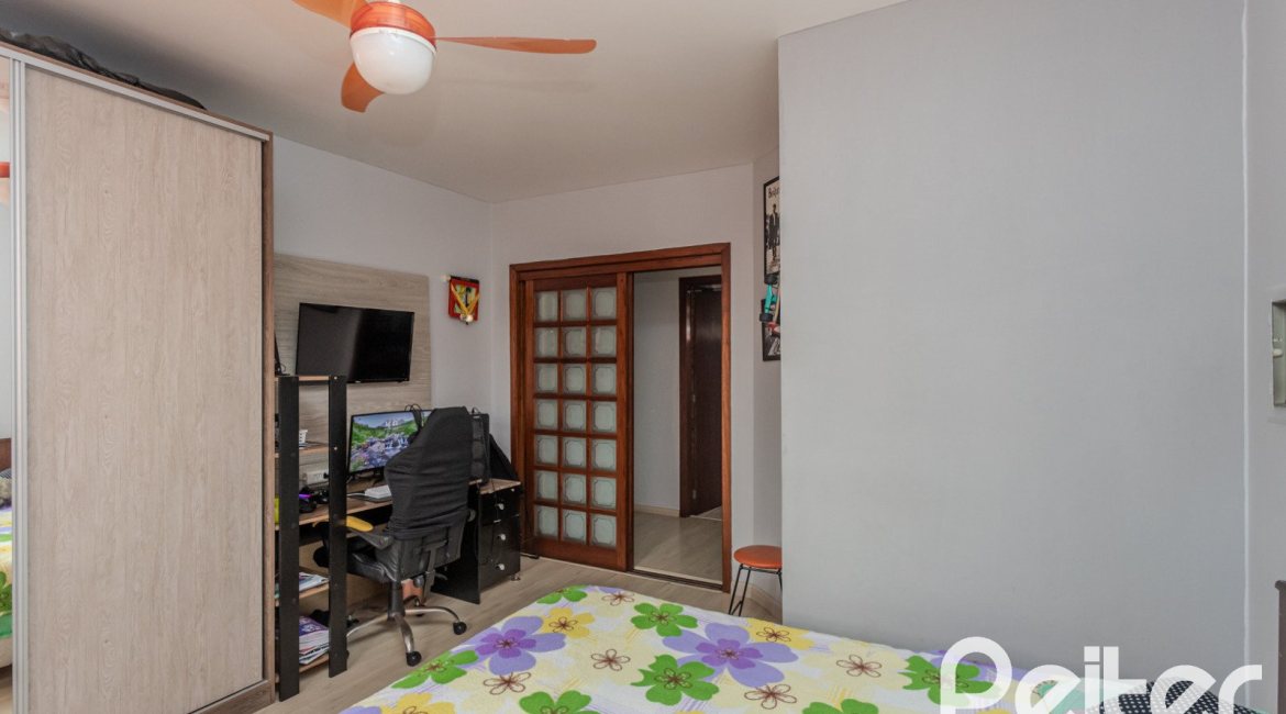 Casa à venda com 227m², 4 dormitórios, 1 suíte, 4 vagas, no bairro Ipanema em Porto Alegre