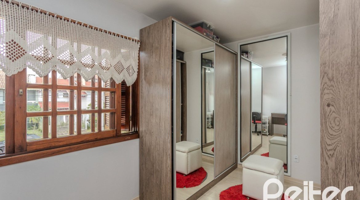 Casa à venda com 227m², 4 dormitórios, 1 suíte, 4 vagas, no bairro Ipanema em Porto Alegre