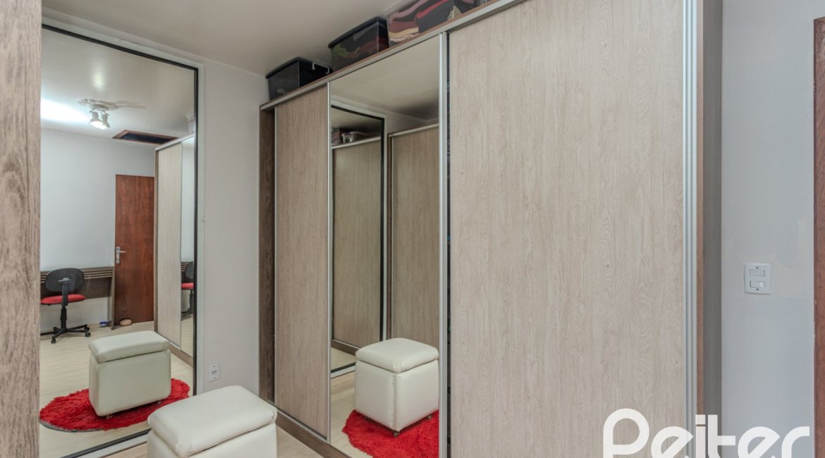 Casa à venda com 227m², 4 dormitórios, 1 suíte, 4 vagas, no bairro Ipanema em Porto Alegre